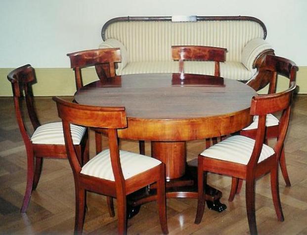 Biedermeiertisch mit 6 originalen Stühlen aus Kirschholz